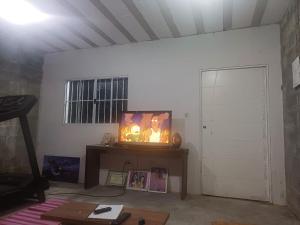 un soggiorno con TV e parete bianca di Rustic Country House a Mogi das Cruzes