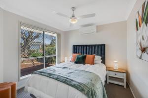 Postel nebo postele na pokoji v ubytování Perfect Family Retreat in Middle Ridge!