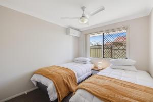 Postel nebo postele na pokoji v ubytování Perfect Family Retreat in Middle Ridge! + 17 fotografií