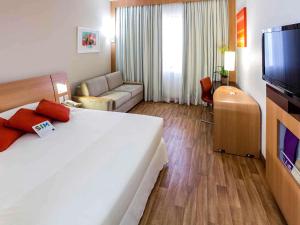 TV a/nebo společenská místnost v ubytování Novotel Porto Alegre Tres Figueiras