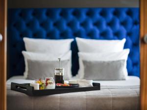 ein Tablett mit Essen auf dem Bett in der Unterkunft Mercure Lublin Centrum in Lublin