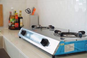 a stove top oven sitting on top of a counter at V Love Homestay in Kota Samarahan