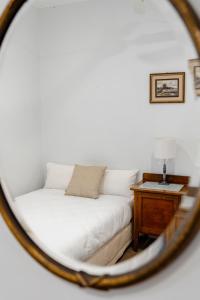 una camera con letto e tavolo con specchio di Seaview House a Queenscliff Altre 69 foto