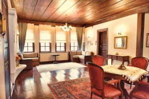 a living room with a table and chairs at Uğurlu Konakları in Kastamonu