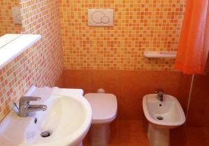 シルヴィ・マリーナにあるApartment A - Green Marineのバスルーム(洗面台、トイレ付)