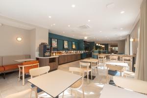 Εστιατόριο ή άλλο μέρος για φαγητό στο Logis Hôtel de Port d'Alon - St Cyr sur Mer +44 φωτογραφίες