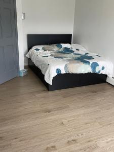 Un pat sau paturi într-o cameră la A sweet home +50 fotografii