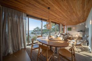 Χώρος καθιστικού στο Cantilever Seaview Pavilion