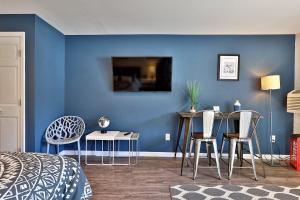 a bedroom with blue walls and a table and chairs at Killington Center Renovated Studio with Kitchenette on Bus Route and Discounted Ski Rentals in The Woods