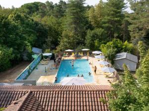 an overhead view of a swimming pool with people in it at Mobil home 24m² avec terrasse à Beaumont-du-Périgord - API-1-52-412 in Beaumont-du-Périgord