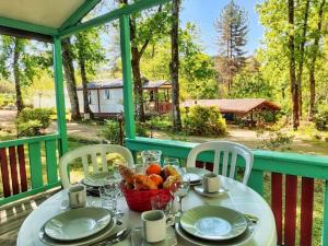 Κήπος έξω από το Chalet 6 personnes avec Terrasse et Salon de Jardin - API-1-52-192