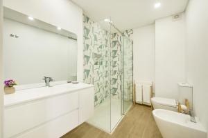 ein Badezimmer mit Waschbecken, Toilette und Dusche in der Unterkunft Large Group Beach Stay, by TimeCooler in Setúbal