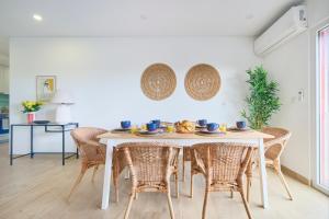 ein Esszimmer mit einem weißen Tisch und Stühlen in der Unterkunft Large Group Beach Stay, by TimeCooler in Setúbal + 82 Fotos