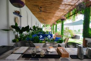 una sala da pranzo con tavolo e sedie di The Koho Air Hotel a Gili Air