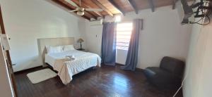 A bed or beds in a room at Casa Micha - Hospedaje temporal en Asunción
