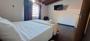 A television and/or entertainment centre at Casa Micha - Hospedaje temporal en Asunción