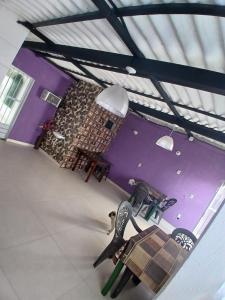 Draufsicht auf einen Raum mit einem Stuhl und lila Wänden in der Unterkunft happy sigull in Arraial do Cabo