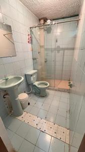 une salle de bains avec douche, toilettes et lavabo dans l'établissement Hostal Dulcinea, à Tocancipá 9 autres photos