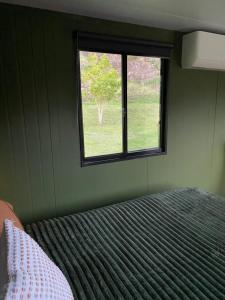 Ένα ή περισσότερα κρεβάτια σε δωμάτιο στο Karinya Tiny House +14 φωτογραφίες