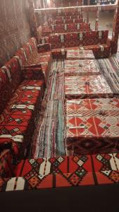 eine Reihe von Tischen mit rot-weißem Teppich in der Unterkunft vision suites Arbia Hurghada in Hurghada