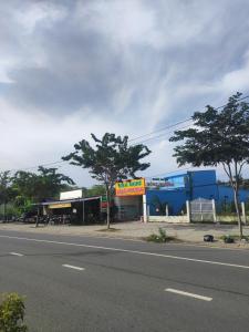 an empty street with a store on the side of the road at Nhà nghỉ Đông Phương in Trung An