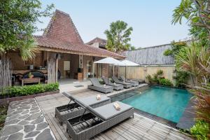 Bazén v ubytování The Lakshmi Villas by The Beach House nebo v jeho okolí