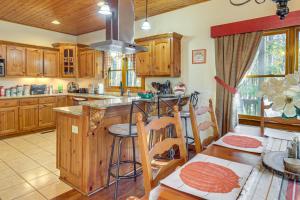 Η κουζίνα ή μικρή κουζίνα στο Hot Tub, Game Tables and Mtn Views Ellijay Cabin