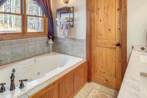Ένα μπάνιο στο Hot Tub, Game Tables and Mtn Views Ellijay Cabin +42 φωτογραφίες