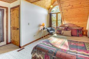 Ένα ή περισσότερα κρεβάτια σε δωμάτιο στο Hot Tub, Game Tables and Mtn Views Ellijay Cabin