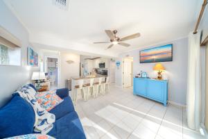 un soggiorno con un divano blu e una cucina di Vacation Rental Florida Keys a Marathon