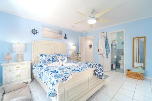 una camera blu con un letto e un bagno di Vacation Rental Florida Keys a Marathon