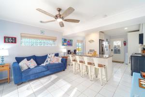 un soggiorno con un divano blu e una cucina di Vacation Rental Florida Keys a Marathon