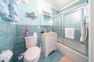 un bagno con wc, lavandino e doccia di Vacation Rental Florida Keys a Marathon Altre 65 foto