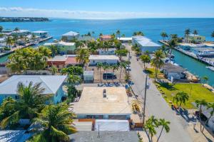 una vista aerea di un resort con un porto turistico di Vacation Rental Florida Keys a Marathon