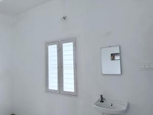 蒂鲁瓦纳马莱Annamalai Bliss Stay的带水槽和窗户的白色浴室 更多5张照片