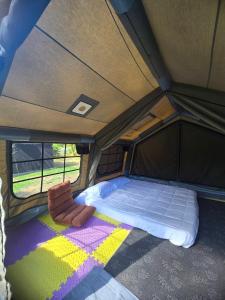 ein Bett im Inneren eines Zeltes in der Unterkunft Chanjao restaurant & Bar at Koh Mook in Trang