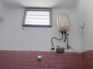 蒂鲁瓦纳马莱Annamalai Bliss Stay的浴室设有淋浴,墙上装有镜子