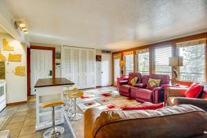 Kuchyň nebo kuchyňský kout v ubytování Hike, Swim and Ski! Condo with Resort Perks in Bend