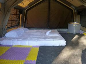 ein Schlafzimmer mit einem Bett in einem Zelt in der Unterkunft Chanjao restaurant & Bar at Koh Mook in Trang