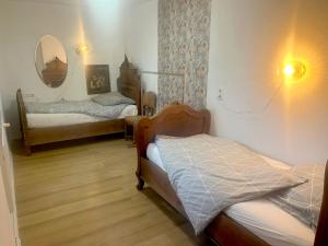 une chambre avec deux lits et un miroir dans l'établissement Granny's Cosy Cottage, 