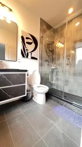 Ένα μπάνιο στο Modern Room with En Suite Bath Yonge Finch Sub
