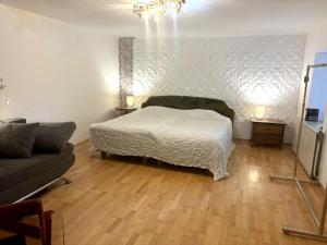 une chambre avec un lit et un canapé dans l'établissement Granny's Cosy Cottage, 