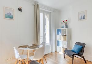 a room with a table and chairs and a window at Le Cozy Pantin in Pantin +10 photos