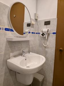une salle de bain avec un lavabo et un miroir dans l'établissement GLAJJ Residences, 