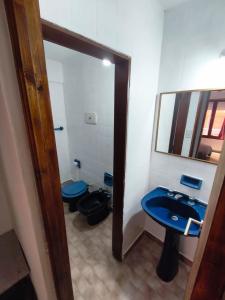 a bathroom with a blue sink and a toilet at El Dorado Deptos a una cuadra del mar in San Bernardo