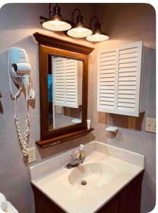 un bagno con lavandino e specchio di Beech Mountain Ski Suite a Beech Mountain