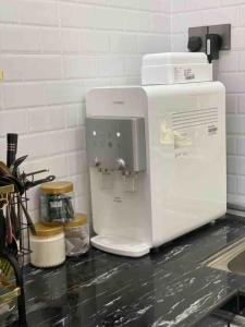 une cafetière blanche posée sur un comptoir dans l'établissement Hijrah De La Villa Parit Buntar Nibong Tebal Penang, à Nibung Tebal