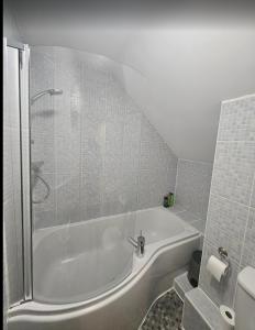 a bathroom with a shower and a bath tub at Cardiff City Apartment near Principality Stadium, Cardiff Arms Park & Cardiff Castle in Cardiff +20 photos