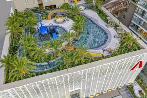 une vue aérienne d'une piscine dans un complexe hôtelier dans l'établissement The Song Vũng Tàu Luxury Apartment, à Vung Tau