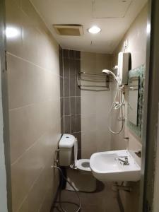 um banheiro com vaso sanitário e pia em J Hotel Bukit Bintang em Kuala Lumpur